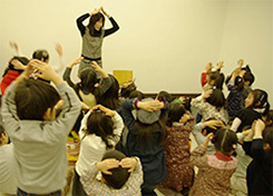 A library staff member singing a Japanese  nursery rhyme with finger movements