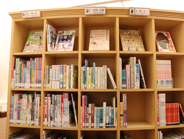 国際子ども図書館の子どものへやの書架の写真。分類表示が写っている