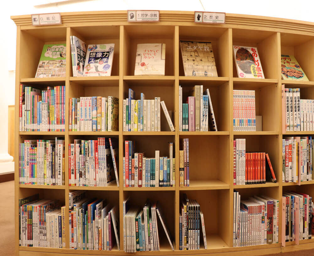 国際子ども図書館の子どものへやの書架の写真。
