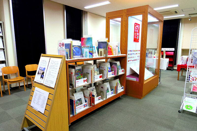 九州産業大学図書館での展示会のようす(写真)