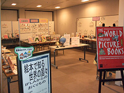 茨城県立図書館での展示会のようす（写真）